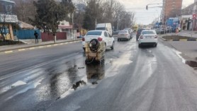 „Până la lacrimi”. Un bărbat a cumpărat 1.000 de litri de motorină într-un rezervor de plastic care s-a răsturnat pe șosea